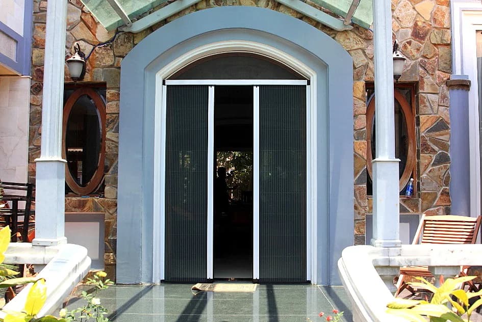 Cửa Lưới Chống Muỗi Xếp 2 Cánh Màu Trắng Sứ Tay Âm